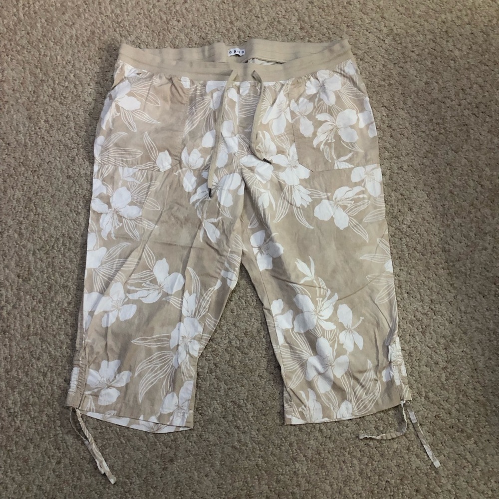 EUC women’s capris with tropical print in beige/white. Size 2X